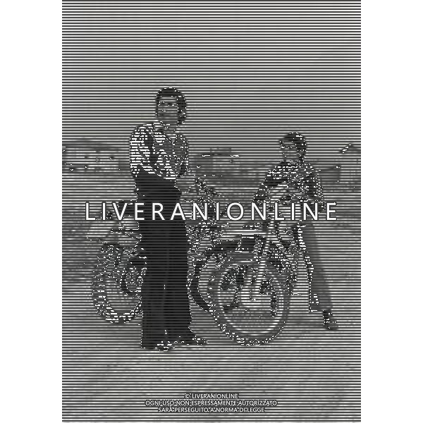 RETROSPETTIVA GIACOMO AGOSTINI PILOTA MOTOCICLISMO NELLA FOTO GIACOMO AGOSTINI NELL\'ANNO 1971 A LOVERE CON IL FRATELLO FELICE AG ALDO LIVERANI SAS
