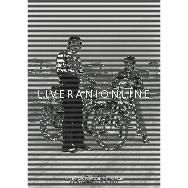 RETROSPETTIVA GIACOMO AGOSTINI PILOTA MOTOCICLISMO NELLA FOTO GIACOMO AGOSTINI NELL\'ANNO 1971 A LOVERE CON IL FRATELLO FELICE AG ALDO LIVERANI SAS
