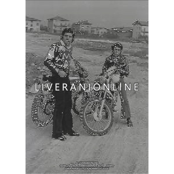 RETROSPETTIVA GIACOMO AGOSTINI PILOTA MOTOCICLISMO NELLA FOTO GIACOMO AGOSTINI NELL\'ANNO 1971 A LOVERE CON IL FRATELLO FELICE AG ALDO LIVERANI SAS
