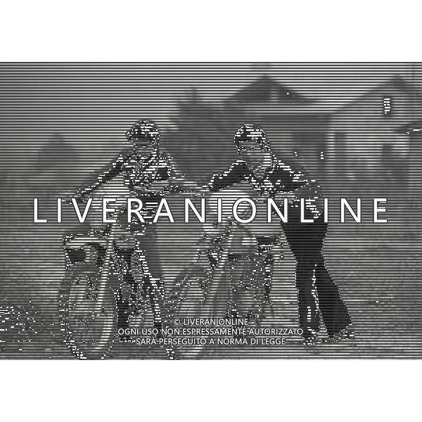 RETROSPETTIVA GIACOMO AGOSTINI PILOTA MOTOCICLISMO NELLA FOTO GIACOMO AGOSTINI NELL\'ANNO 1971 A LOVERE CON IL FRATELLO FELICE AG ALDO LIVERANI SAS
