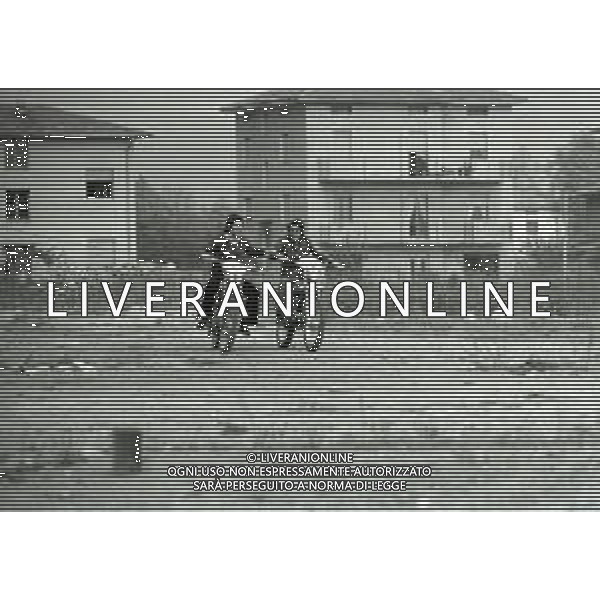 RETROSPETTIVA GIACOMO AGOSTINI PILOTA MOTOCICLISMO NELLA FOTO GIACOMO AGOSTINI NELL\'ANNO 1971 A LOVERE CON IL FRATELLO FELICE AG ALDO LIVERANI SAS