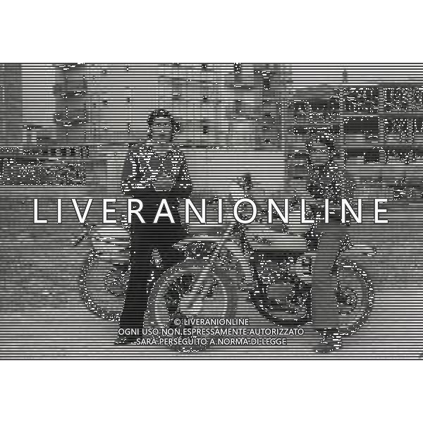 RETROSPETTIVA GIACOMO AGOSTINI PILOTA MOTOCICLISMO NELLA FOTO GIACOMO AGOSTINI NELL\'ANNO 1971 A LOVERE CON IL FRATELLO FELICE AG ALDO LIVERANI SAS