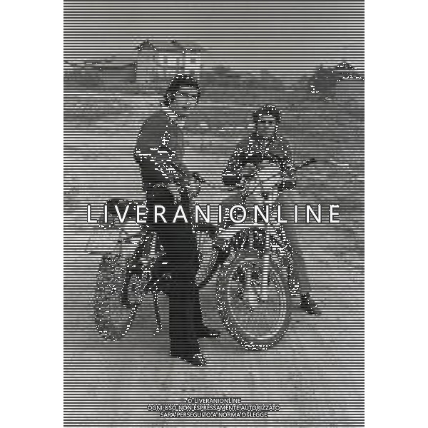 RETROSPETTIVA GIACOMO AGOSTINI PILOTA MOTOCICLISMO NELLA FOTO GIACOMO AGOSTINI NELL\'ANNO 1971 A LOVERE CON IL FRATELLO FELICE AG ALDO LIVERANI SAS