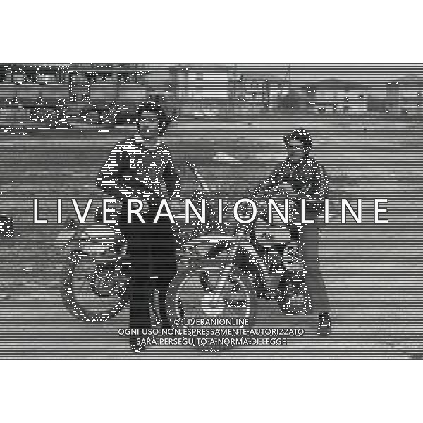 RETROSPETTIVA GIACOMO AGOSTINI PILOTA MOTOCICLISMO NELLA FOTO GIACOMO AGOSTINI NELL\'ANNO 1971 A LOVERE CON IL FRATELLO FELICE AG ALDO LIVERANI SAS