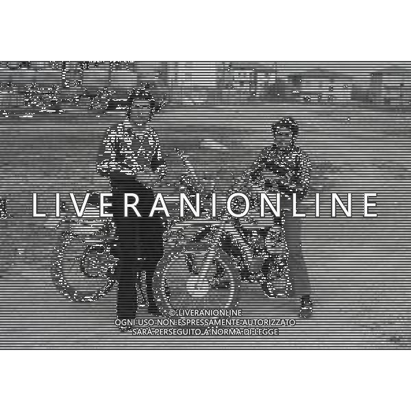 RETROSPETTIVA GIACOMO AGOSTINI PILOTA MOTOCICLISMO NELLA FOTO GIACOMO AGOSTINI NELL\'ANNO 1971 A LOVERE CON IL FRATELLO FELICE AG ALDO LIVERANI SAS