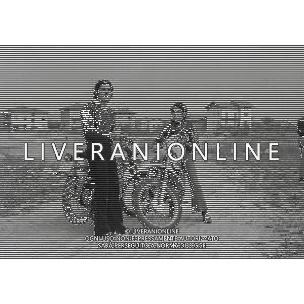 RETROSPETTIVA GIACOMO AGOSTINI PILOTA MOTOCICLISMO NELLA FOTO GIACOMO AGOSTINI NELL\'ANNO 1971 A LOVERE CON IL FRATELLO FELICE AG ALDO LIVERANI SAS