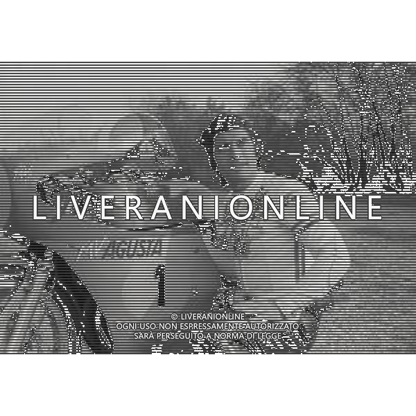RETROSPETTIVA GIACOMO AGOSTINI PILOTA MOTOCICLISMO NELLA FOTO GIACOMO AGOSTINI NELL\'ANNO 1972 A CASCINA COSTA AG ALDO LIVERANI SAS