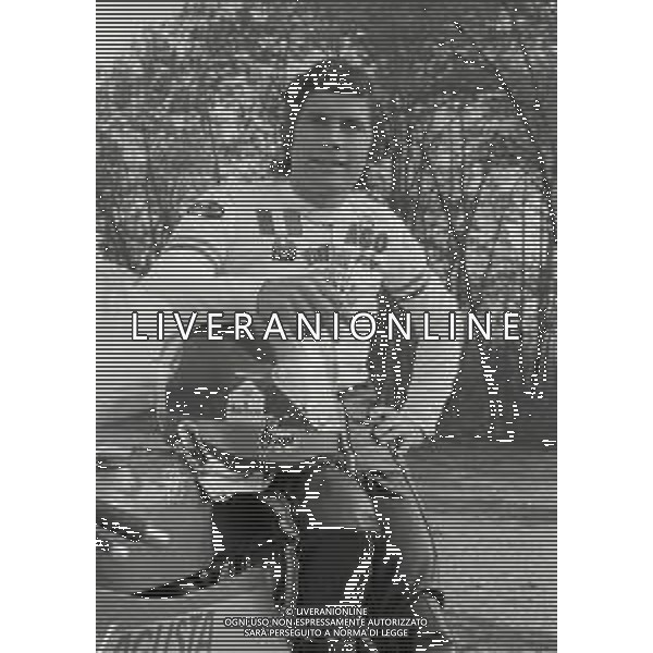 RETROSPETTIVA GIACOMO AGOSTINI PILOTA MOTOCICLISMO NELLA FOTO GIACOMO AGOSTINI NELL\'ANNO 1972 A CASCINA COSTA AG ALDO LIVERANI SAS