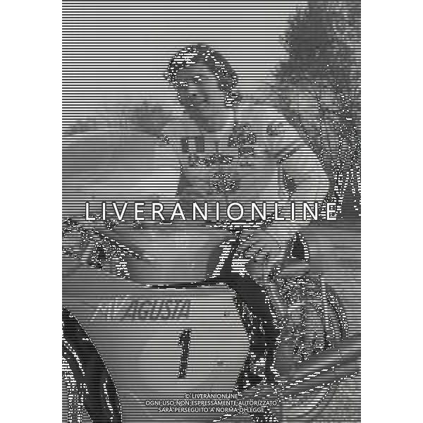 RETROSPETTIVA GIACOMO AGOSTINI PILOTA MOTOCICLISMO NELLA FOTO GIACOMO AGOSTINI NELL\'ANNO 1972 A CASCINA COSTA AG ALDO LIVERANI SAS