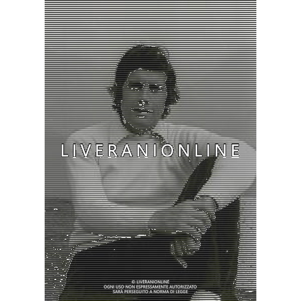 RETROSPETTIVA GIACOMO AGOSTINI PILOTA MOTOCICLISMO NELLA FOTO GIACOMO AGOSTINI NELL\'ANNO 1972 A COSTA VOLPINO NELLA SUA CASA AG ALDO LIVERANI SAS