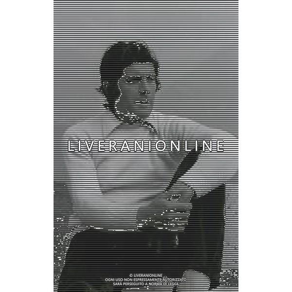 RETROSPETTIVA GIACOMO AGOSTINI PILOTA MOTOCICLISMO NELLA FOTO GIACOMO AGOSTINI NELL\'ANNO 1972 A COSTA VOLPINO NELLA SUA CASA AG ALDO LIVERANI SAS