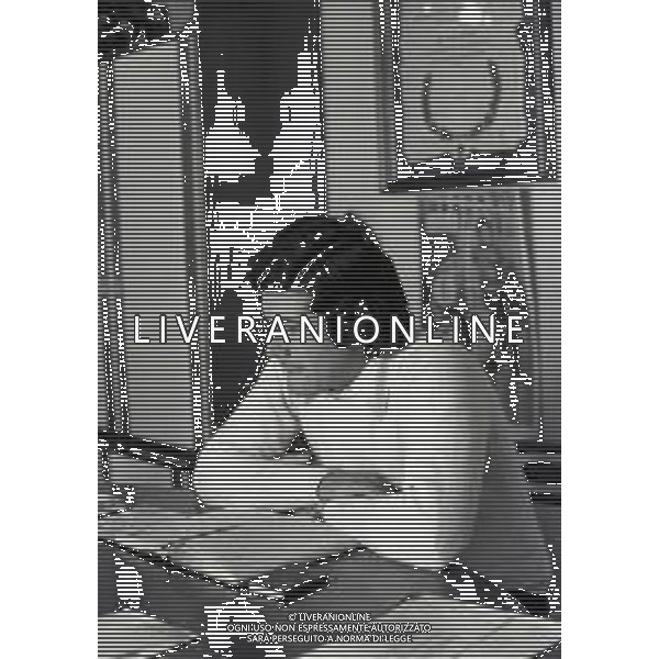 RETROSPETTIVA GIACOMO AGOSTINI PILOTA MOTOCICLISMO NELLA FOTO GIACOMO AGOSTINI NELL\'ANNO 1972 A COSTA VOLPINO NELLA SUA CASA AG ALDO LIVERANI SAS