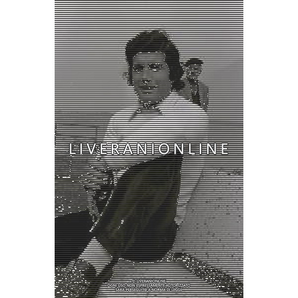 RETROSPETTIVA GIACOMO AGOSTINI PILOTA MOTOCICLISMO NELLA FOTO GIACOMO AGOSTINI NELL\'ANNO 1972 A COSTA VOLPINO NELLA SUA CASA AG ALDO LIVERANI SAS