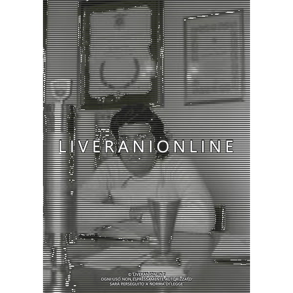 RETROSPETTIVA GIACOMO AGOSTINI PILOTA MOTOCICLISMO NELLA FOTO GIACOMO AGOSTINI NELL\'ANNO 1972 A COSTA VOLPINO NELLA SUA CASA AG ALDO LIVERANI SAS