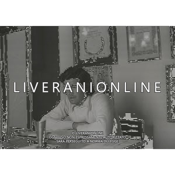 RETROSPETTIVA GIACOMO AGOSTINI PILOTA MOTOCICLISMO NELLA FOTO GIACOMO AGOSTINI NELL\'ANNO 1972 A COSTA VOLPINO NELLA SUA CASA AG ALDO LIVERANI SAS