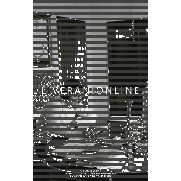 RETROSPETTIVA GIACOMO AGOSTINI PILOTA MOTOCICLISMO NELLA FOTO GIACOMO AGOSTINI NELL\'ANNO 1972 A COSTA VOLPINO NELLA SUA CASA AG ALDO LIVERANI SAS
