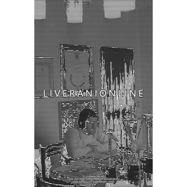 RETROSPETTIVA GIACOMO AGOSTINI PILOTA MOTOCICLISMO NELLA FOTO GIACOMO AGOSTINI NELL\'ANNO 1972 A COSTA VOLPINO NELLA SUA CASA AG ALDO LIVERANI SAS