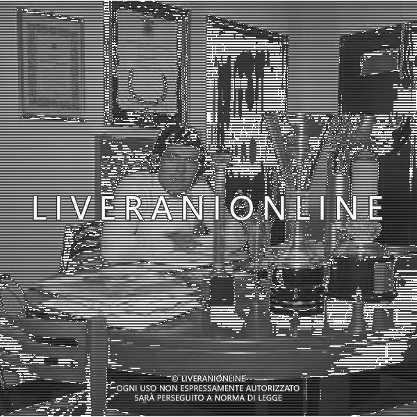 RETROSPETTIVA GIACOMO AGOSTINI PILOTA MOTOCICLISMO NELLA FOTO GIACOMO AGOSTINI NELL\'ANNO 1972 A COSTA VOLPINO NELLA SUA CASA AG ALDO LIVERANI SAS
