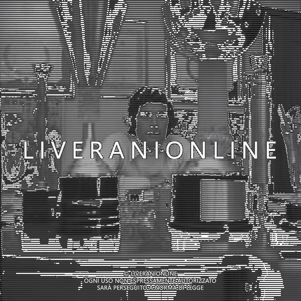 RETROSPETTIVA GIACOMO AGOSTINI PILOTA MOTOCICLISMO NELLA FOTO GIACOMO AGOSTINI NELL\'ANNO 1972 A COSTA VOLPINO NELLA SUA CASA AG ALDO LIVERANI SAS