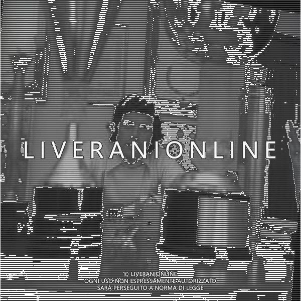 RETROSPETTIVA GIACOMO AGOSTINI PILOTA MOTOCICLISMO NELLA FOTO GIACOMO AGOSTINI NELL\'ANNO 1972 A COSTA VOLPINO NELLA SUA CASA AG ALDO LIVERANI SAS