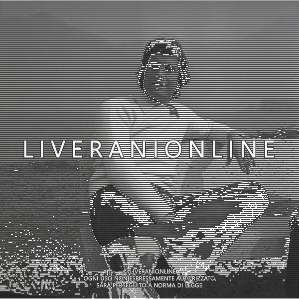 RETROSPETTIVA GIACOMO AGOSTINI PILOTA MOTOCICLISMO NELLA FOTO GIACOMO AGOSTINI NELL\'ANNO 1972 A COSTA VOLPINO NELLA SUA CASA AG ALDO LIVERANI SAS