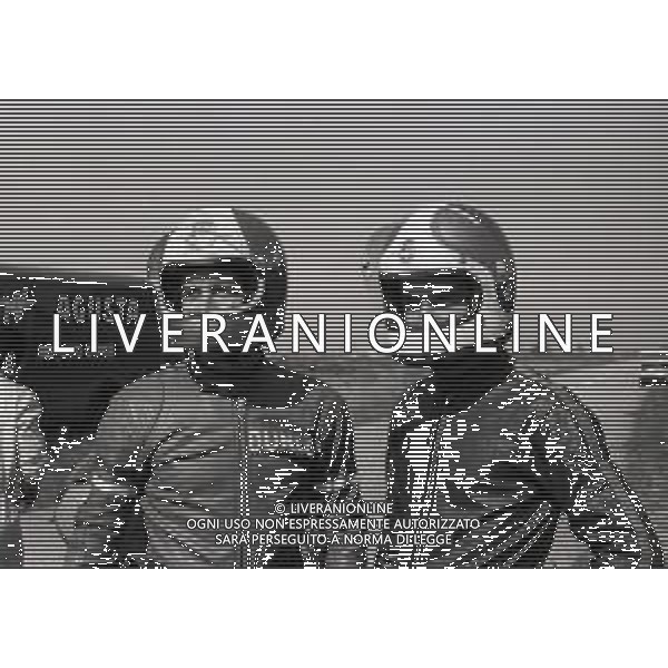 RETROSPETTIVA GIACOMO AGOSTINI PILOTA MOTOCICLISMO NELLA FOTO GIACOMO AGOSTINI NELL\'ANNO 1971 A CASCINA COSTA CON ALBERTO PAGANI AG ALDO LIVERANI SAS