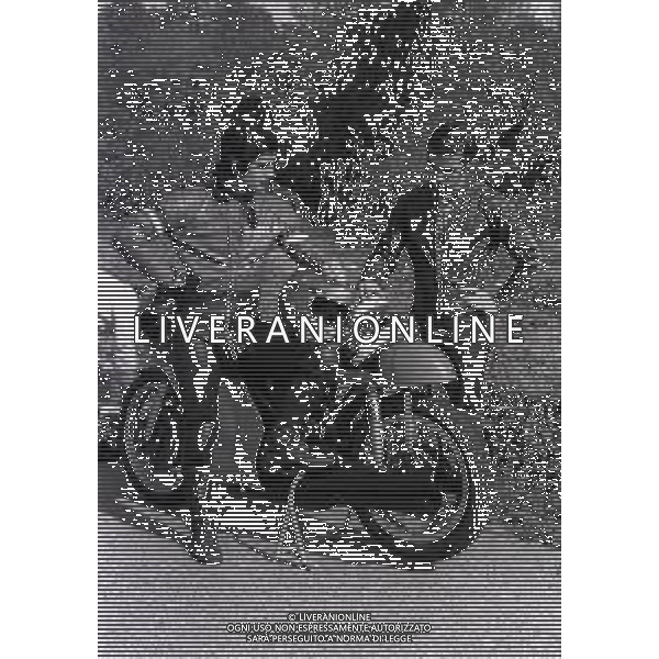 RETROSPETTIVA GIACOMO AGOSTINI PILOTA MOTOCICLISMO NELLA FOTO GIACOMO AGOSTINI NELL\'ANNO 1971 A CASCINA COSTA CON ALBERTO PAGANI AG ALDO LIVERANI SAS