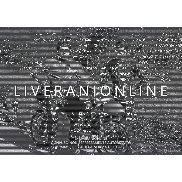 RETROSPETTIVA GIACOMO AGOSTINI PILOTA MOTOCICLISMO NELLA FOTO GIACOMO AGOSTINI NELL\'ANNO 1971 A CASCINA COSTA CON ALBERTO PAGANI AG ALDO LIVERANI SAS