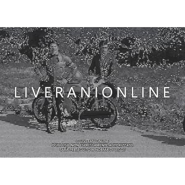 RETROSPETTIVA GIACOMO AGOSTINI PILOTA MOTOCICLISMO NELLA FOTO GIACOMO AGOSTINI NELL\'ANNO 1971 A CASCINA COSTA CON ALBERTO PAGANI AG ALDO LIVERANI SAS