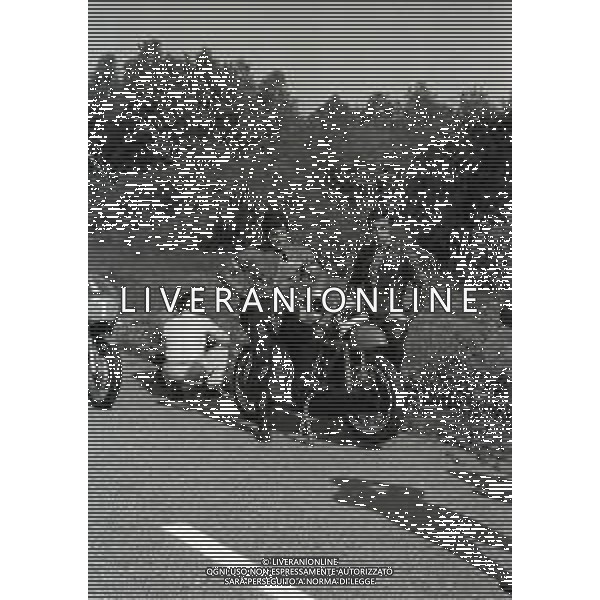 RETROSPETTIVA GIACOMO AGOSTINI PILOTA MOTOCICLISMO NELLA FOTO GIACOMO AGOSTINI NELL\'ANNO 1971 A CASCINA COSTA CON ALBERTO PAGANI AG ALDO LIVERANI SAS