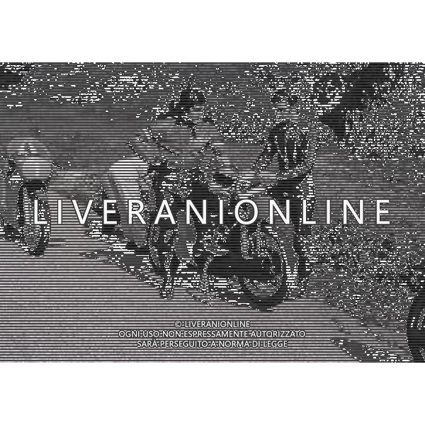 RETROSPETTIVA GIACOMO AGOSTINI PILOTA MOTOCICLISMO NELLA FOTO GIACOMO AGOSTINI NELL\'ANNO 1971 A CASCINA COSTA CON ALBERTO PAGANI AG ALDO LIVERANI SAS