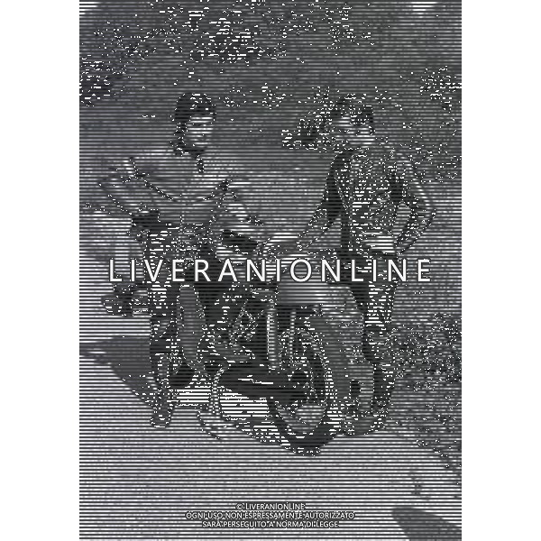 RETROSPETTIVA GIACOMO AGOSTINI PILOTA MOTOCICLISMO NELLA FOTO GIACOMO AGOSTINI NELL\'ANNO 1971 A CASCINA COSTA CON ALBERTO PAGANI AG ALDO LIVERANI SAS