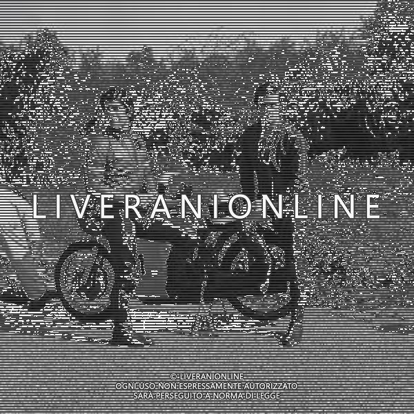 RETROSPETTIVA GIACOMO AGOSTINI PILOTA MOTOCICLISMO NELLA FOTO GIACOMO AGOSTINI NELL\'ANNO 1971 A CASCINA COSTA CON ALBERTO PAGANI AG ALDO LIVERANI SAS