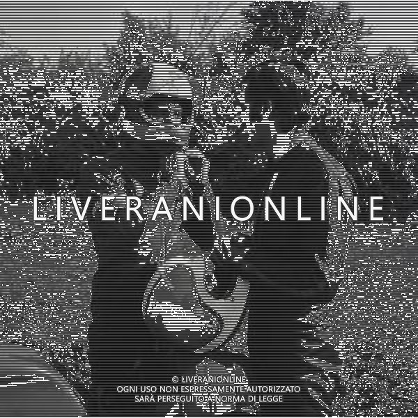 RETROSPETTIVA GIACOMO AGOSTINI PILOTA MOTOCICLISMO NELLA FOTO GIACOMO AGOSTINI NELL\'ANNO 1971 A CASCINA COSTA CON ALBERTO PAGANI AG ALDO LIVERANI SAS