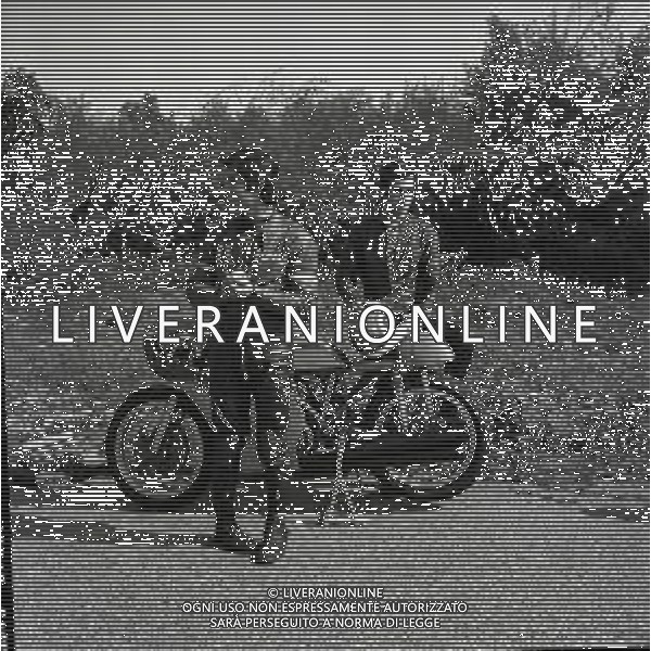 RETROSPETTIVA GIACOMO AGOSTINI PILOTA MOTOCICLISMO NELLA FOTO GIACOMO AGOSTINI NELL\'ANNO 1971 A CASCINA COSTA CON ALBERTO PAGANI AG ALDO LIVERANI SAS