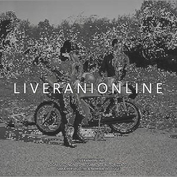 RETROSPETTIVA GIACOMO AGOSTINI PILOTA MOTOCICLISMO NELLA FOTO GIACOMO AGOSTINI NELL\'ANNO 1971 A CASCINA COSTA CON ALBERTO PAGANI AG ALDO LIVERANI SAS