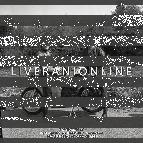 RETROSPETTIVA GIACOMO AGOSTINI PILOTA MOTOCICLISMO NELLA FOTO GIACOMO AGOSTINI NELL\'ANNO 1971 A CASCINA COSTA CON ALBERTO PAGANI AG ALDO LIVERANI SAS