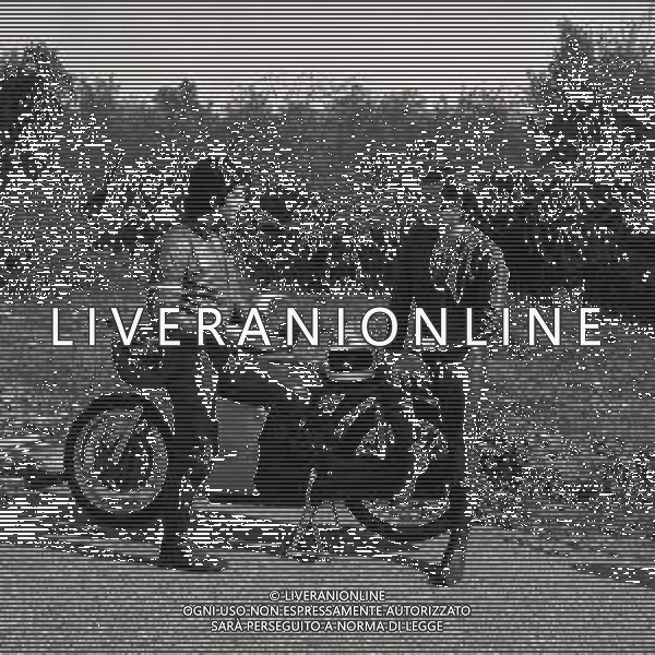 RETROSPETTIVA GIACOMO AGOSTINI PILOTA MOTOCICLISMO NELLA FOTO GIACOMO AGOSTINI NELL\'ANNO 1971 A CASCINA COSTA CON ALBERTO PAGANI AG ALDO LIVERANI SAS