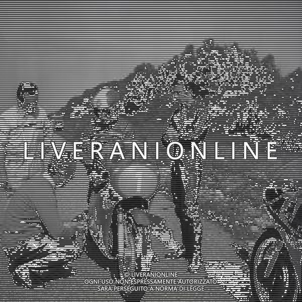 RETROSPETTIVA GIACOMO AGOSTINI PILOTA MOTOCICLISMO NELLA FOTO GIACOMO AGOSTINI NELL\'ANNO 1971 A CASCINA COSTA CON ALBERTO PAGANI AG ALDO LIVERANI SAS