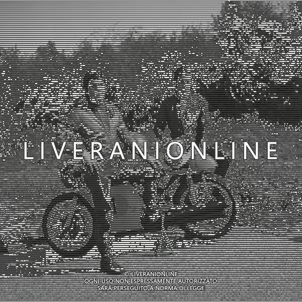 RETROSPETTIVA GIACOMO AGOSTINI PILOTA MOTOCICLISMO NELLA FOTO GIACOMO AGOSTINI NELL\'ANNO 1971 A CASCINA COSTA CON ALBERTO PAGANI AG ALDO LIVERANI SAS