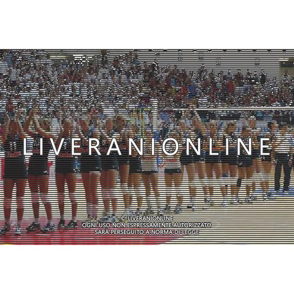 NAZIONALE ITALIANA VOLLEY FEMMINILE LUGLIO 2003 nella foto la nazionale saluta i tifosi* foto fabrizio terruso/Agenzia Aldo Liverani