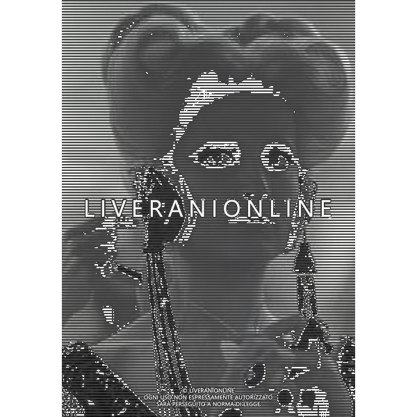 RETROSPETTIVA MINA MAZZINI CANTANTE 1966 NELLA FOTO MINA MAZZINI SCENA DEL FILM PER AMORE E PER MAGIA CON GIANNI MORANDI AG ALDO LIVERANI SAS
