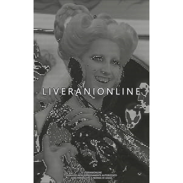 RETROSPETTIVA MINA MAZZINI CANTANTE 1966 NELLA FOTO MINA MAZZINI SCENA DEL FILM PER AMORE E PER MAGIA CON GIANNI MORANDI AG ALDO LIVERANI SAS