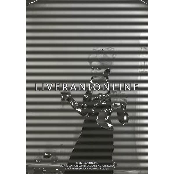 RETROSPETTIVA MINA MAZZINI CANTANTE 1966 NELLA FOTO MINA MAZZINI SCENA DEL FILM PER AMORE E PER MAGIA CON GIANNI MORANDI AG ALDO LIVERANI SAS