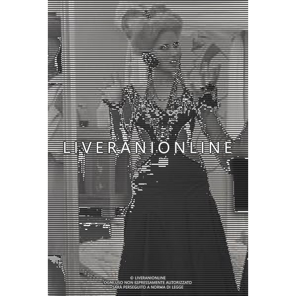 RETROSPETTIVA MINA MAZZINI CANTANTE 1966 NELLA FOTO MINA MAZZINI SCENA DEL FILM PER AMORE E PER MAGIA CON GIANNI MORANDI AG ALDO LIVERANI SAS