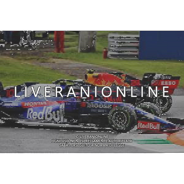 Pierre Gasly (FRA) Scuderia Toro Rosso STR14 spins in the first practice session and is passed by by Alexander Albon (THA) Red Bull Racing RB15. 06.09.2019. Formula 1 World Championship, Rd 14, Italian Grand Prix, Monza, Italy, Practice Day. AG ALDO LIVERANI SAS-ONLY ITALY