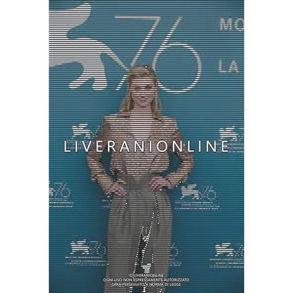 Elizabeth Debicki attends "The Burnt Orange Heresy" photocall during the 76th Venice Film Festival at Sala Grande on September 07, 2019 in Venice, Italy. - 76ma Mostra Internazionale d’Arte Cinematografica Venezia 07.09.2019 ©Alessio marini / AGENZIA ALDO LIVERANI SAS