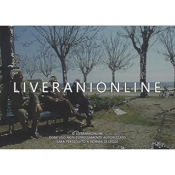 1990 MAZZARA DEL VALLO NELLA FOTO LA CITTA\' DI MAZZARA DEL VALLO ANZIANI SULLE PANCHINA AG ALDO LIVERANI SAS