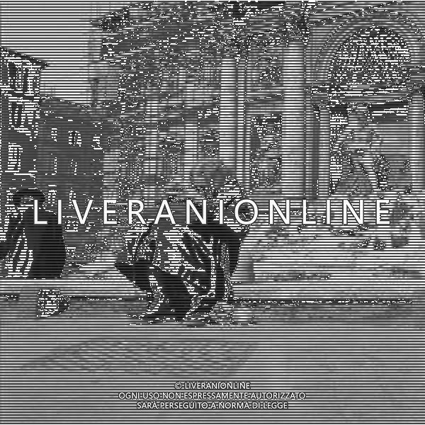 1950 ROMA CITTA\' NELLA FOTO POVERI SEDUTI SUL BORDO DELLA FONTANA DI TREVI AG ALDO LIVERANI SAS