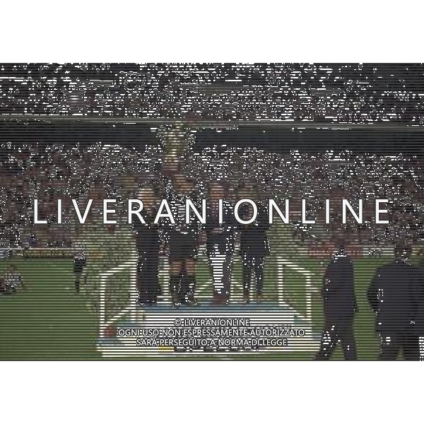 1998-1999 MILANO- TROFEO LUIGI BERLUSCONI MILAN JUVENTUS NELLA FOTO ANGELO PERUZZI CON IL TROFEO LUIGI BERLUSCONI AG ALDO LIVERANI SAS
